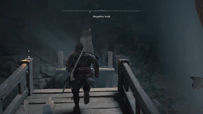 Yasuke crossing a broken wooden bridge inside the Mégalt Kofun vault in the Shadows of Creed of Assassin.