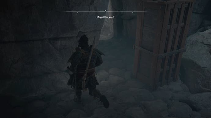 Yasuke neben einem Holzblock im Megalithic Vault Kofun in Assassin's Creed Shadows.