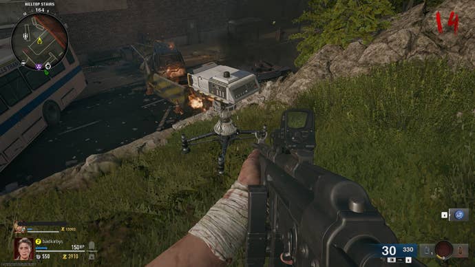 Игрок смотрит на проектор на травянистом холме в Либерти-Фолс в Call of Duty: Black Ops 6