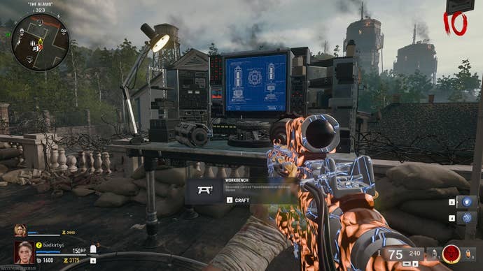 Игрок смотрит на верстак для крафта LTG на водопаде Либерти в Call of Duty: Black Ops 6