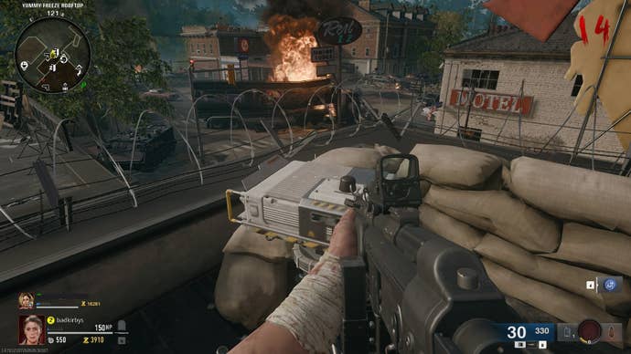 Игрок смотрит на проектор на крыше в Call of Duty: Black Ops 6