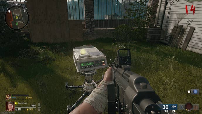 Игрок смотрит на проектор на водопаде Либерти в Call of Duty: Black Ops 6