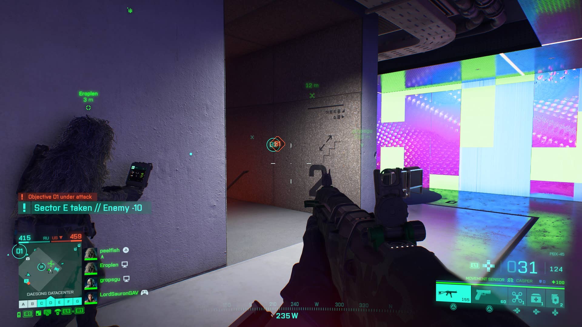 Estado do jogo Battlefield 2042 - Esgueirando -se através de corredores com grandes telas distorcidas acendendo o caminho