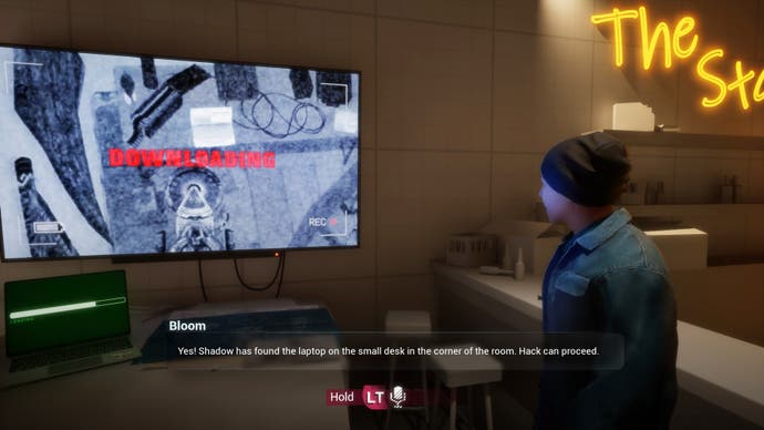 نسخه ی نمایشی بازی Ubisoft Neo NPC که شخصیتی را در حال تماشای صفحه تلویزیون با پخش زنده از یک پهپاد نشان می دهد.