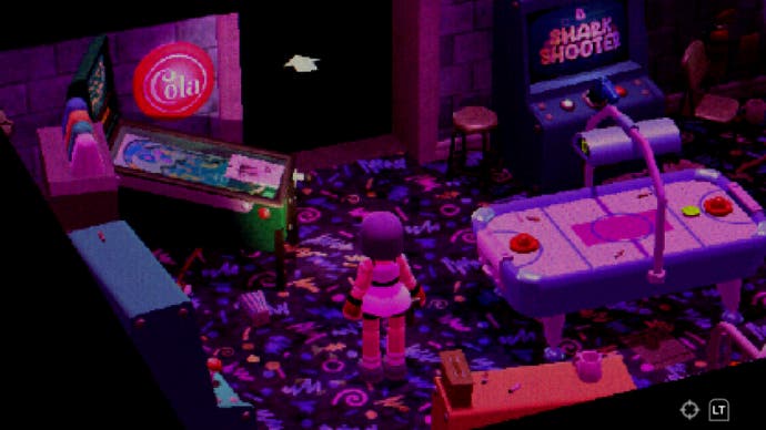 Mara está de pie, bañada en neón rosa chicle.  Hay una selección de juegos electrónicos retro, como máquinas de pinball, a su alrededor.  La alfombra recuerda a las salas de juegos de los años 80 y 90.