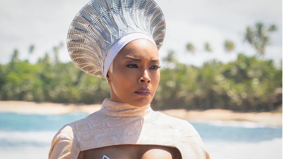 Angela Bassett em Black Panther: Wakanda Forever