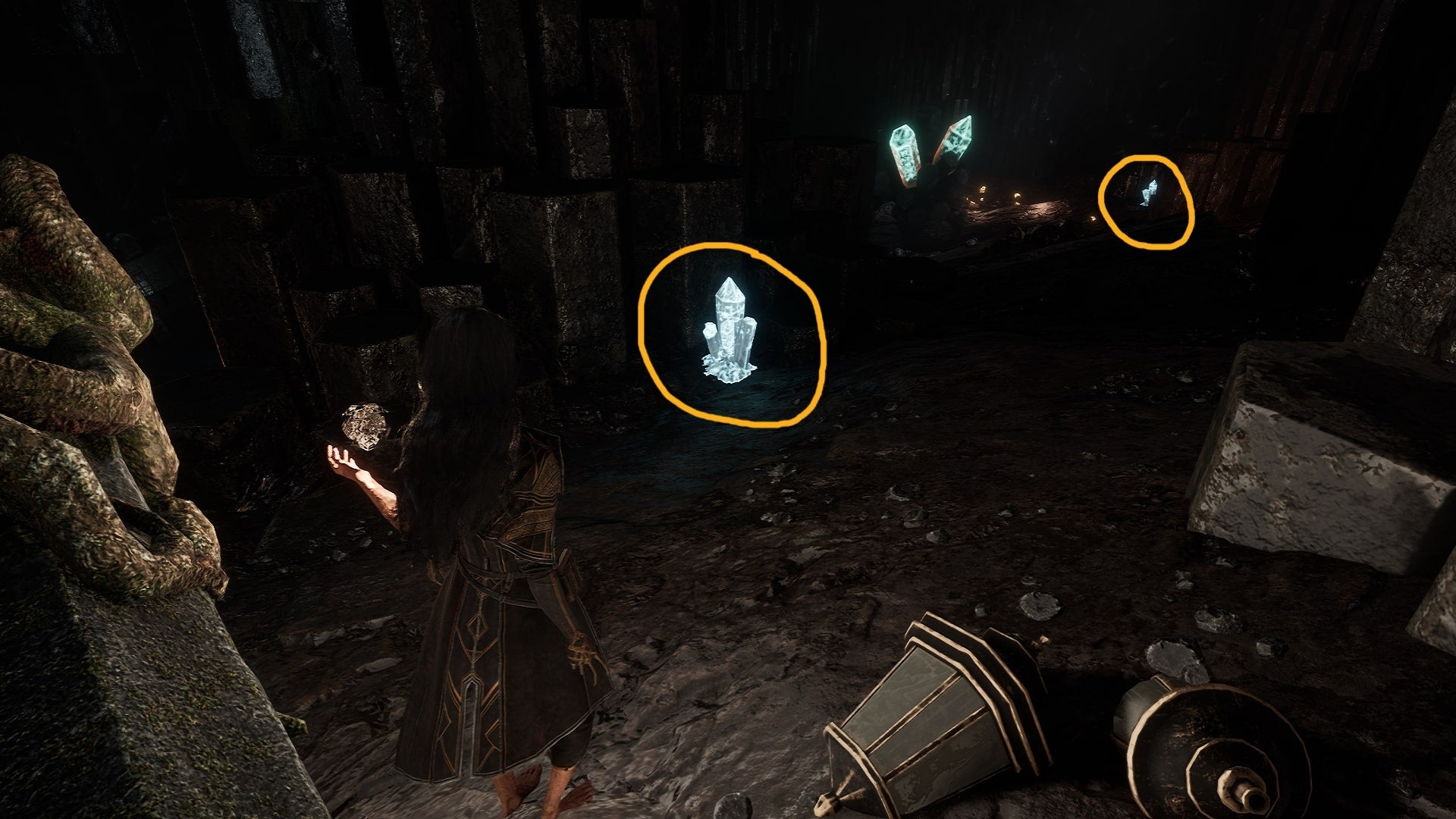 Lune is seen inside Tide Caverns, where two Crystal Rocks have been labelled in Clair Obscur: Expedition 33 - 4