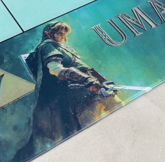Klapka z filmu Legend of Zelda ukazující Linka s mečem Master Sword