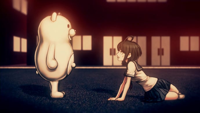 Komaru, na ziemi, staje w obliczu Monokumy, którego biały bok jest zwrócony ku kamerze.