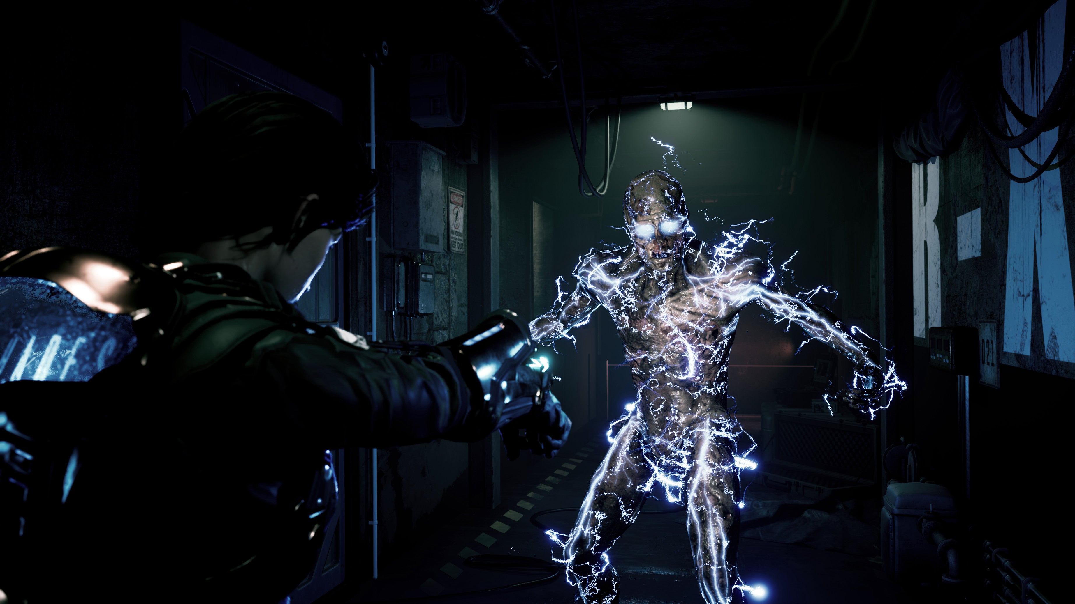 Player character and special agent Dalila confronting an electric zombie in a dark corridor in Daymare: 1994 Sandcastle.