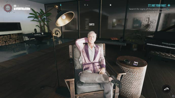 The player looks at Curtis Sinclair in Emma Jaunt’s mansion in Dead Island 2