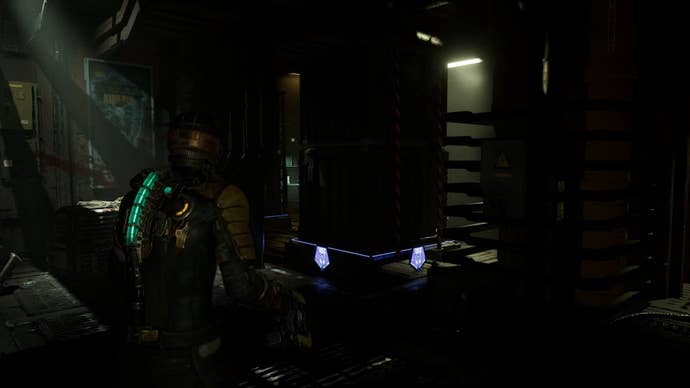 Isaac looks at a crate that can be moved using Kinesis in Dead Space