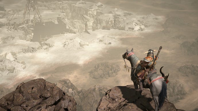Варвар смотрит через край скалы на город в Diablo 4.