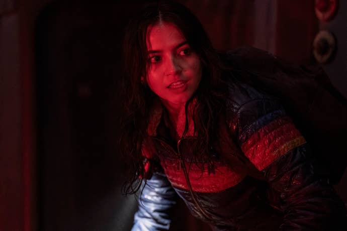 The Last of Us Saison 2 : L'Épisode 4 Embrase l'Horreur ! 7 Dina baignée dans une lumière rouge dans la saison 2 de The Last of Us