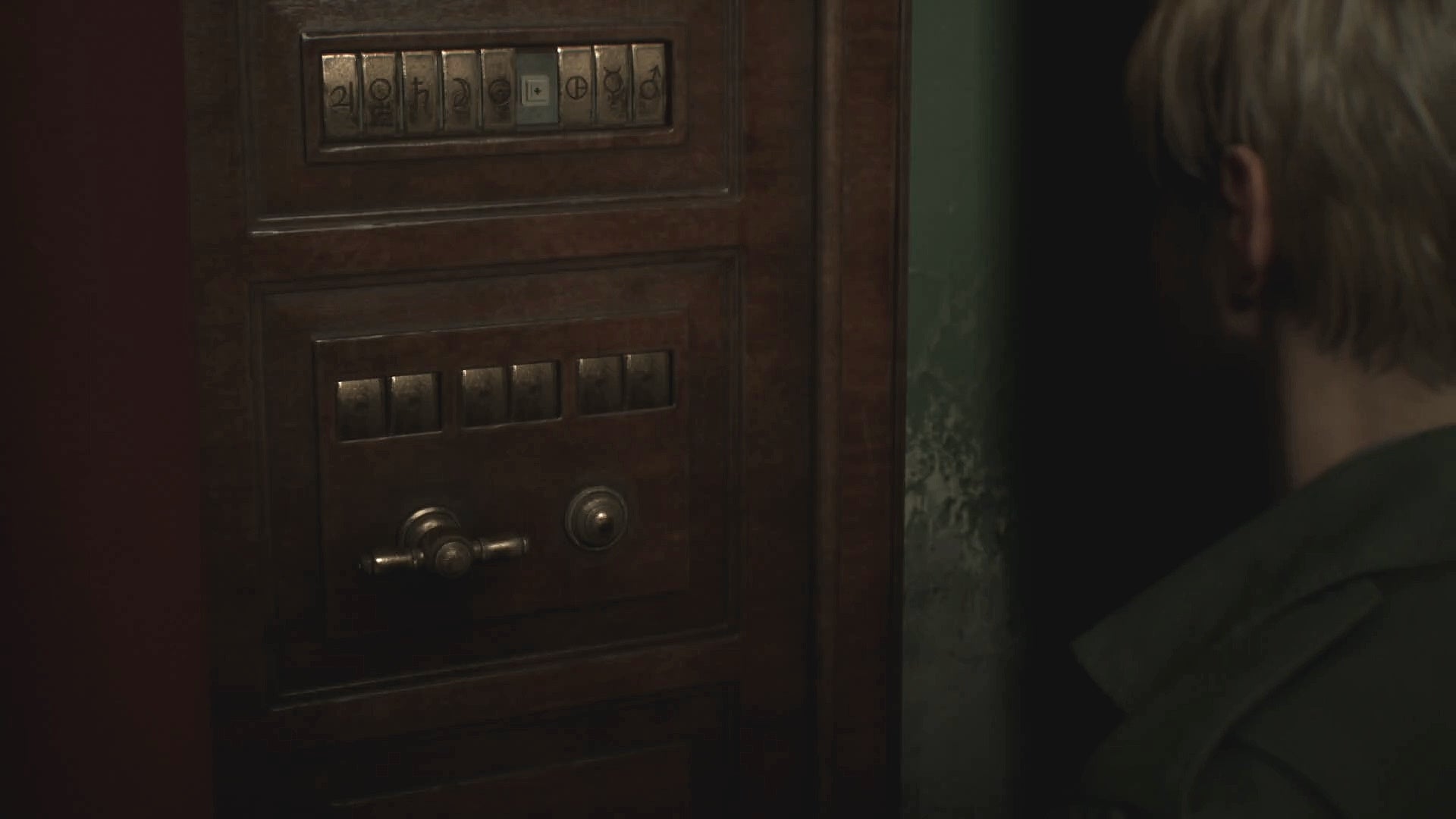 James looking at the Director&rsquo;s Office safe in Silent Hill 2.