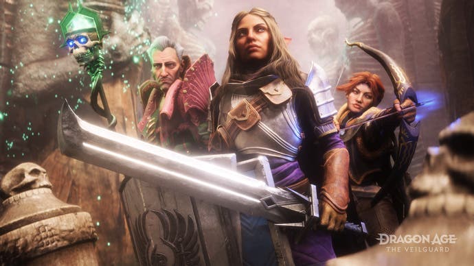 Captura de pantalla de Dragon Age: The Veilguard que muestra a tres personajes acompañantes posando con armas.
