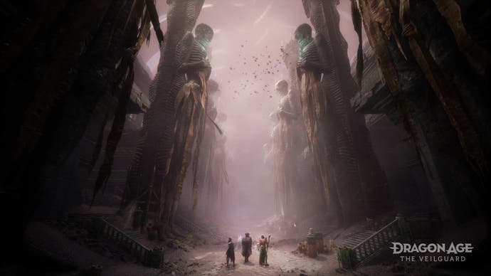 Screenshot von Dragon Age: The Veilguard, der die Gruppe in einer Nekropole zeigt, mit uralten, zombieartigen Statuen auf beiden Seiten.