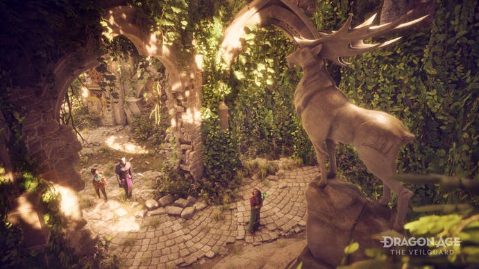 Screenshot von Dragon Age: The Veilguard, der eine Waldumgebung zeigt.