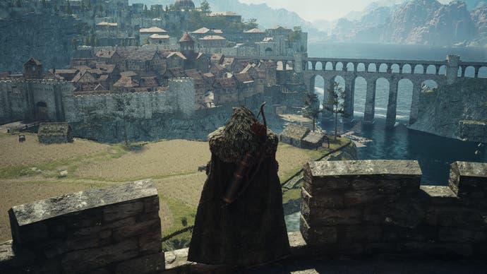 Dragon's Dogma 2 Review 4 - Dragon's Dogma 2 screenshot of the Arisen overlooking Vernworth from atop a tower