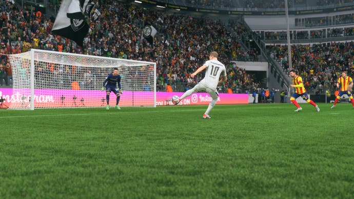 Ein Stürmer absolviert einen Torschuss in EA Sports FC 24.