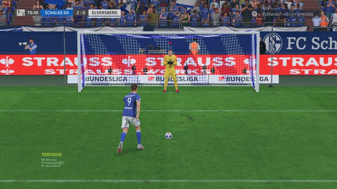 Ein Spieler, der in EA Sports FC 24 einen Strafstoß vom Elfmeterpunkt ausführt.
