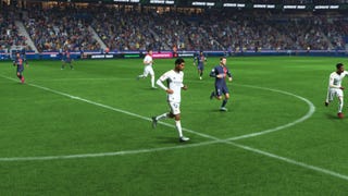 Jude Bellingham, one of the best midfielders in EAFC 24, closing down the ball for Real Madrid against PSG