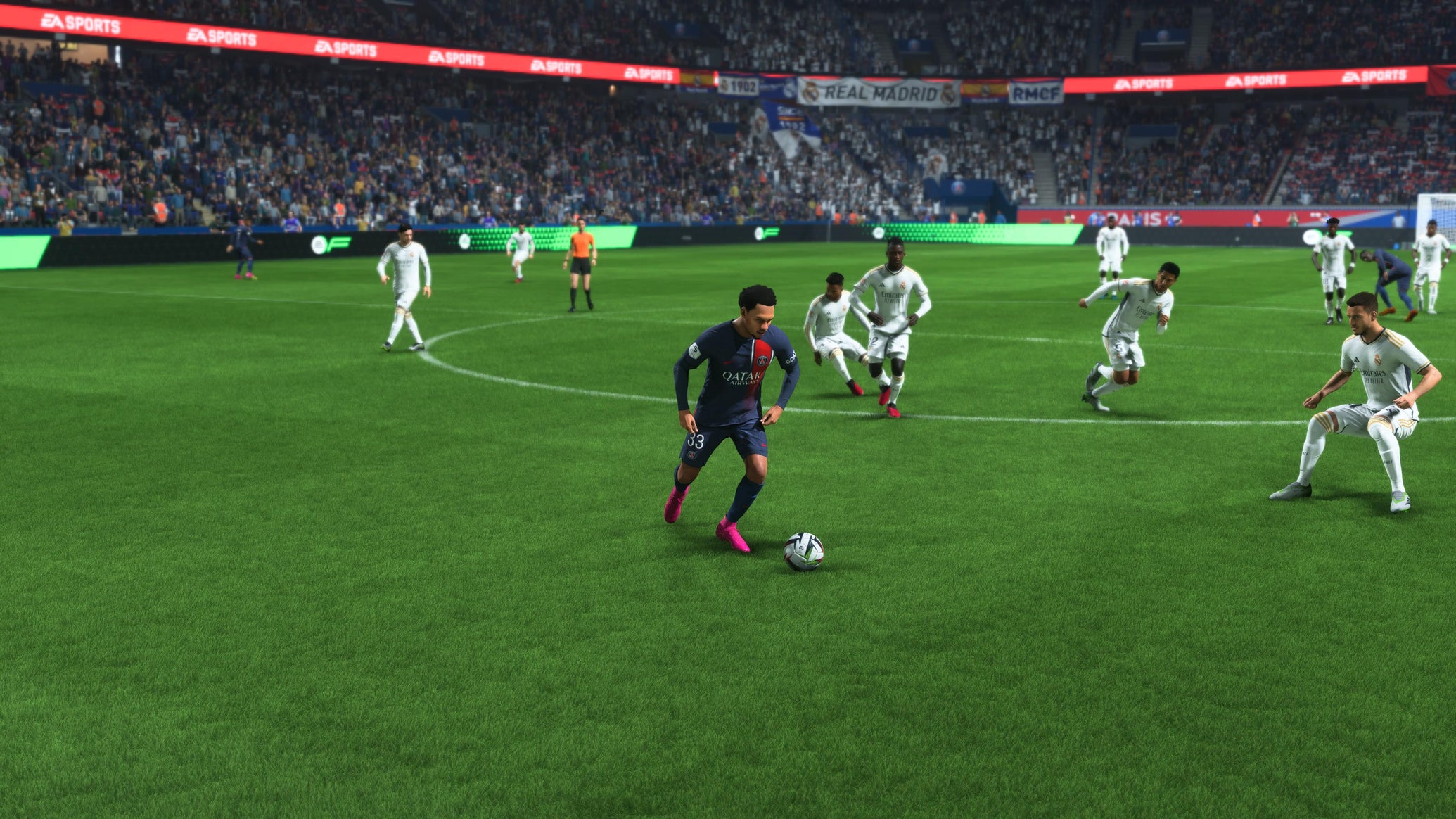 Warren Zaire-Emery, one of the best wonderkids in EAFC 24, collecting the ball in the middle of the pitch for PSG - 1