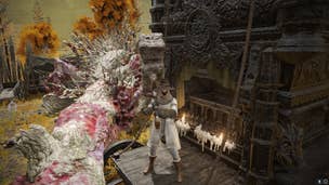 The player stands in front of an abandoned carriage in Leyndell while wielding the Giant Crusher in Elden Ring