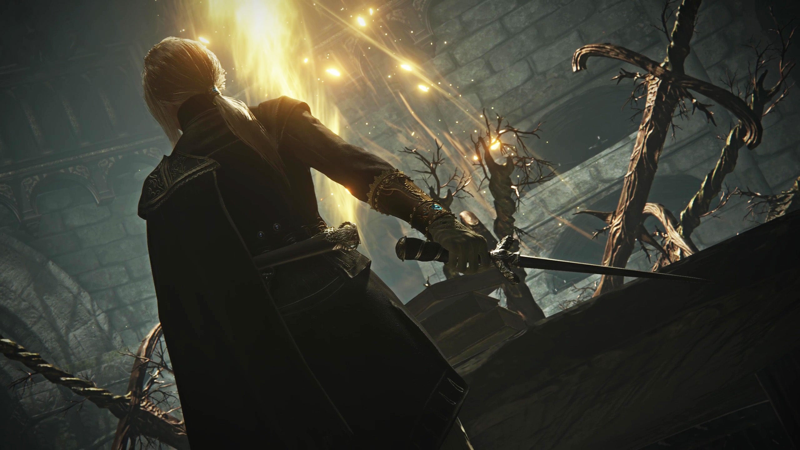 The Duchess standing with her knife drawn in the Roundtable Hold in Elden Ring: Nightreign. - 4