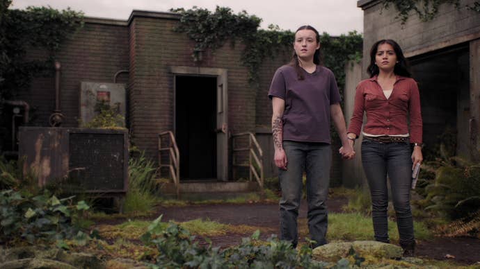 The Last of Us Saison 2 : L'Épisode 4 Embrase l'Horreur ! 11 Ellie et Dina se tiennent la main en regardant Seattle dans la saison 2 de The Last of Us