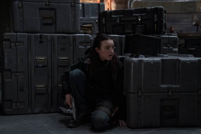 The Last of Us Saison 2 : L'Épisode 4 Embrase l'Horreur ! 6 Ellie se cache des WLF derrière des caisses dans la saison 2 de The Last of Us