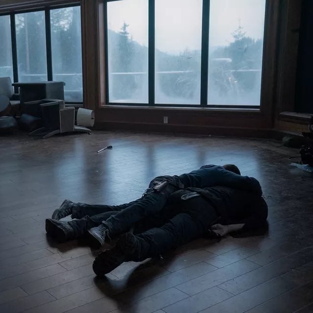 Ellie lies next to Joel&rsquo;s dead body in TLOU season two