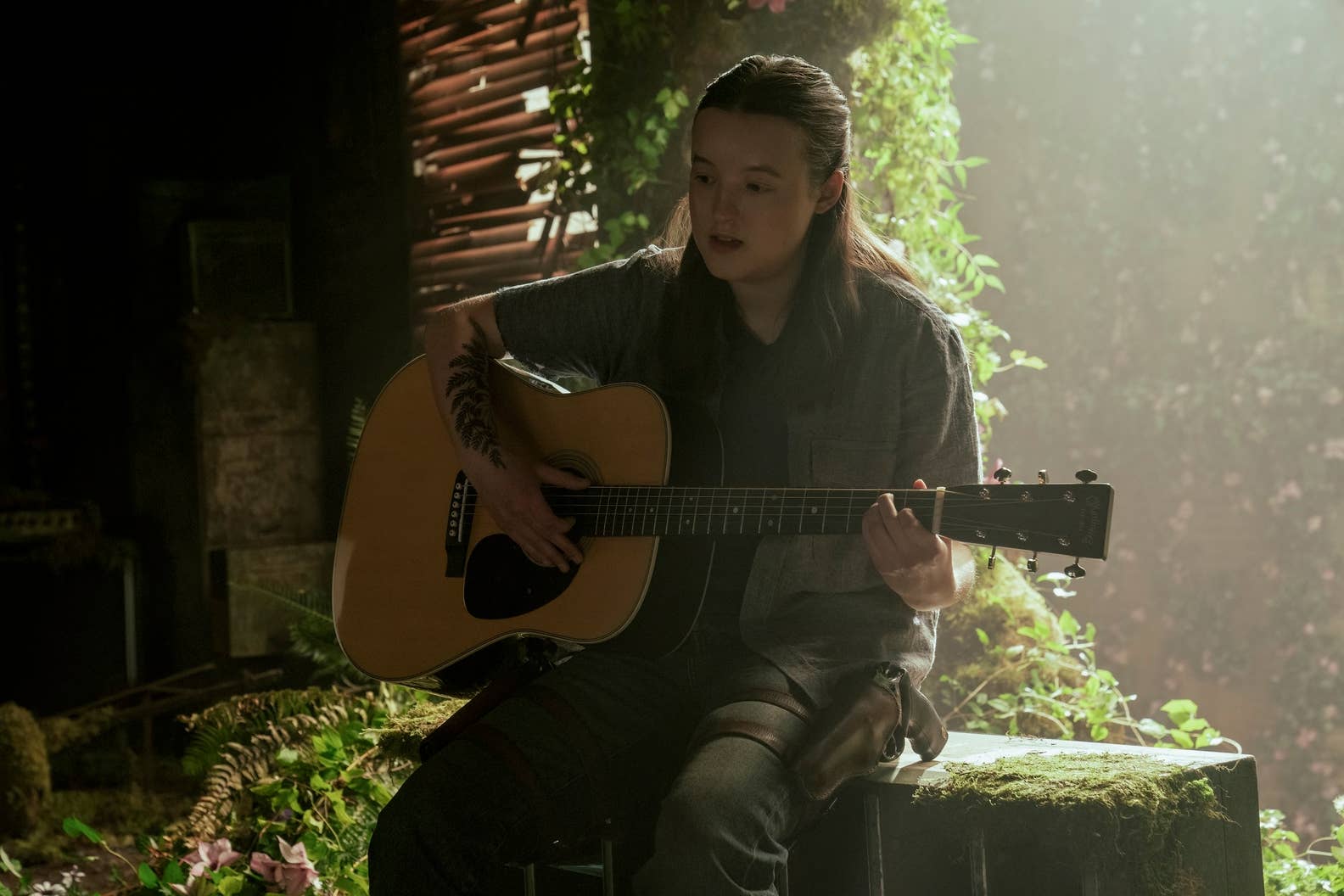 Ellie sings and plays the guitar to Dina in The Last of Us season two