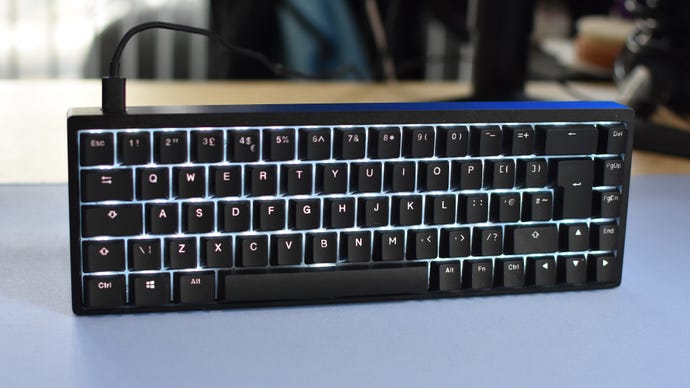 Endgame Gear KB65HE，一款霍尔效应键盘，直立放置在桌子上。