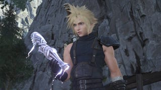 Cloud holding a part of a glowing Protorelic in Final Fantasy 7 Rebirth.