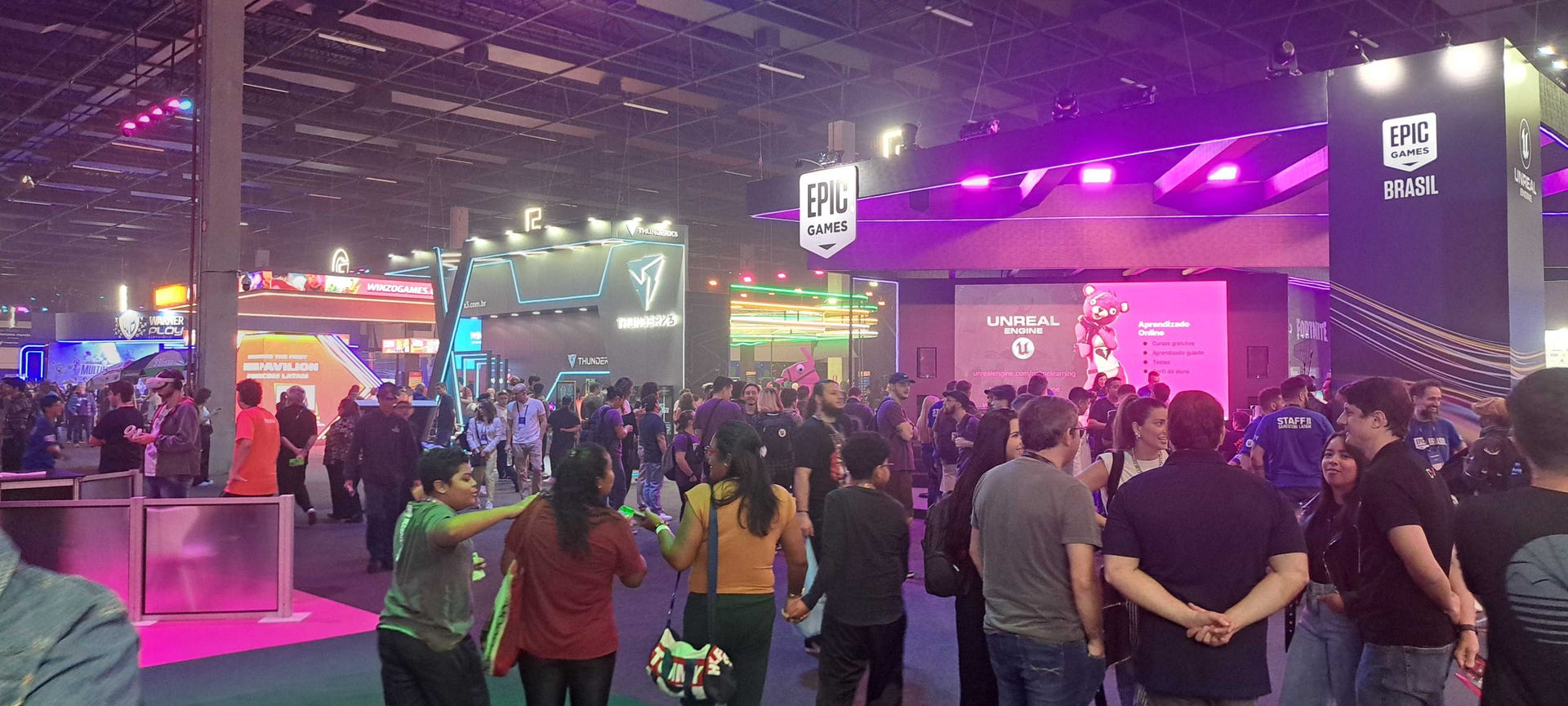Una imagen del hall central de la Gamescom Latam 2025, viéndose marcas como Epic Games.