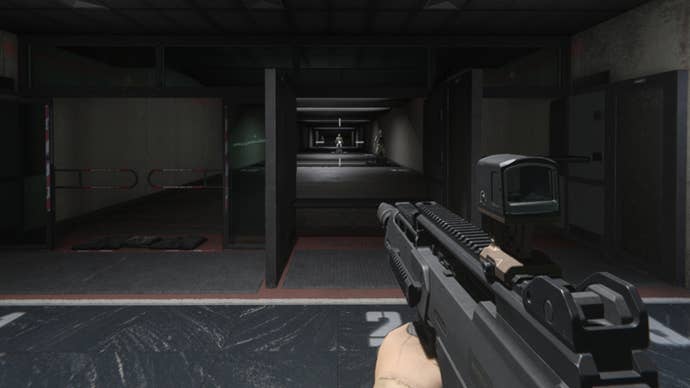 An image showing hipfire aiming in Modern Warfare 3’s firing range. We can move completely unimpeded, but our crosshair is very large.