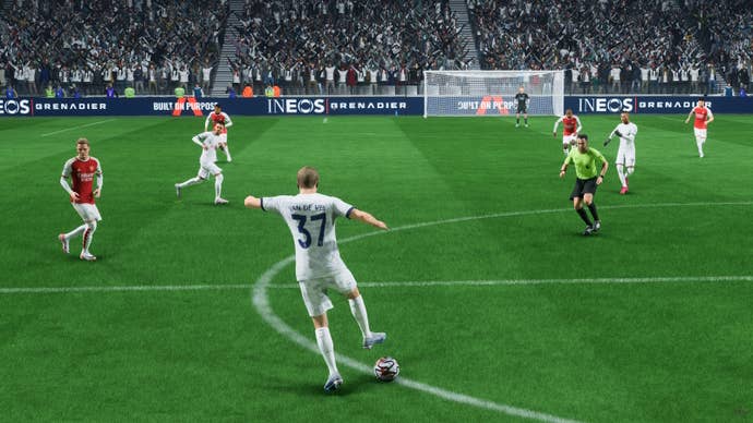 tottenham player performing a flair pass in cropped rewind mode