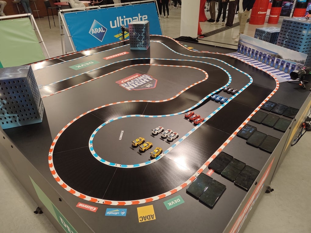 Carrera Racing Night: Wie Carrera Hybrid die Spieler vom Bildschirm ...