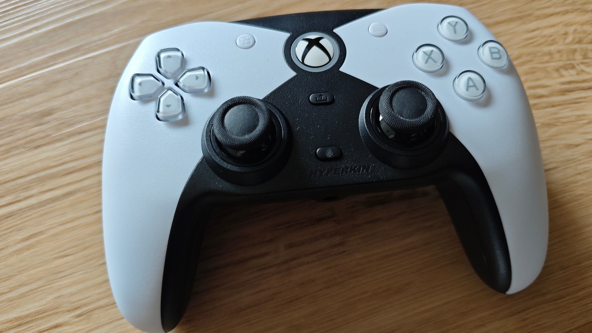 Hyperkin-The-Competitor-Controller-im-Test-sieht-aus-wie-ein-DualSense-ist-aber-f-r-Xbox-und-PC