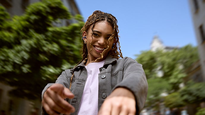JBL lança fones de ouvido de clipe de 13g com 32h de bateria para jogos e dia a dia