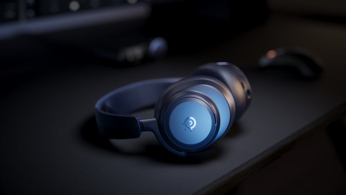 I 25 anni di SteelSeries ci regalano una delle migliori cuffie da gaming che abbiamo mai provato