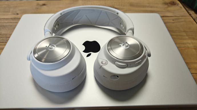 steelseries arctis nova pro inalámbrico en blanco: auriculares en una computadora portátil, otro ángulo