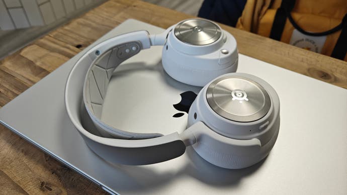 steelseries arctis nova pro wireless em branco - um terceiro ângulo de fone de ouvido no laptop