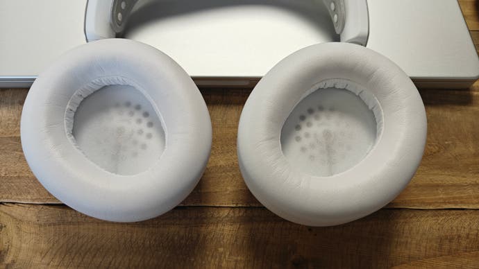 Steelseries arctis nova pro wireless en blanco: primer plano del interior de los auriculares