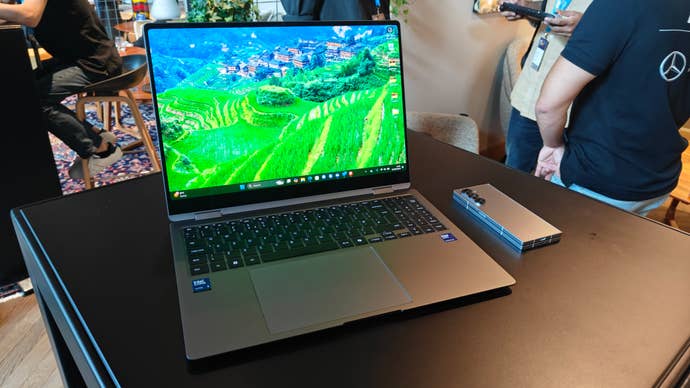 a samsung laptop running intel lunar lake