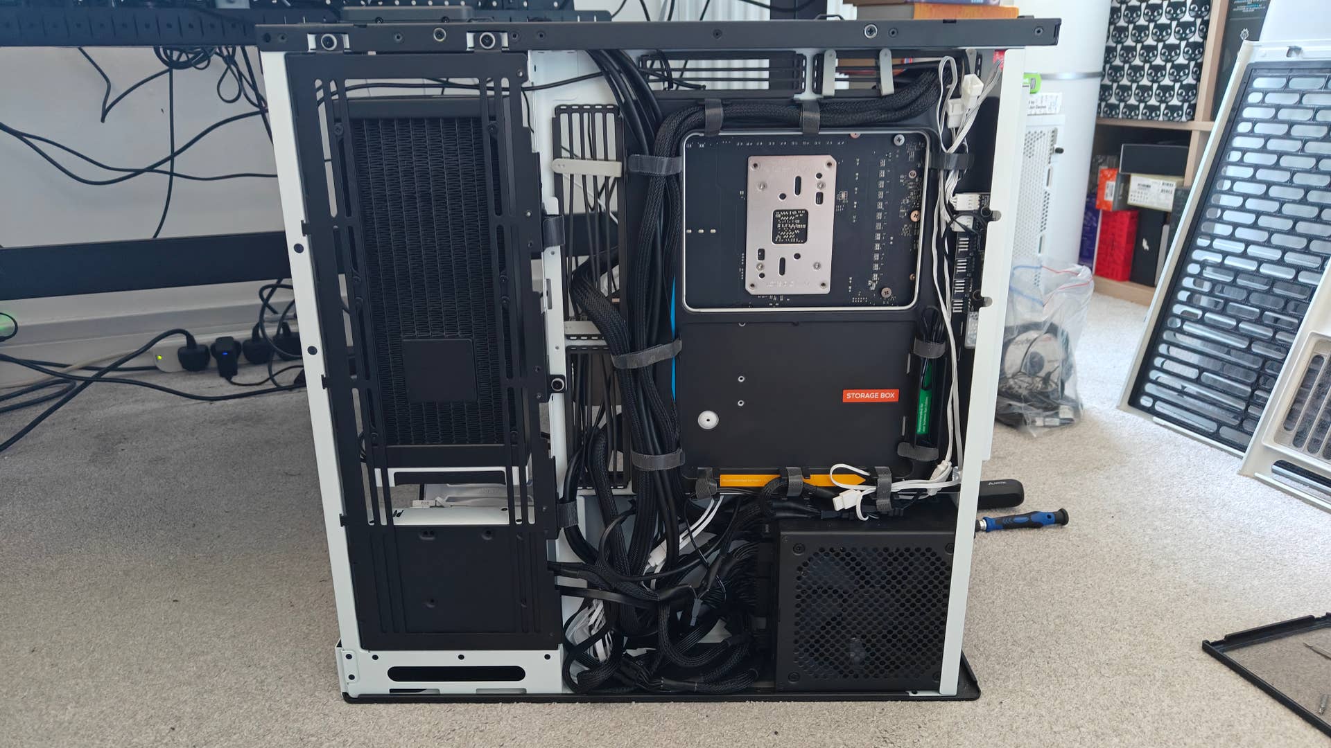 Caso HS HS 420 VGPU com um refrigerador Hyte Thicc Q60 240mm AIO CPU, vista traseira de cabos etc.