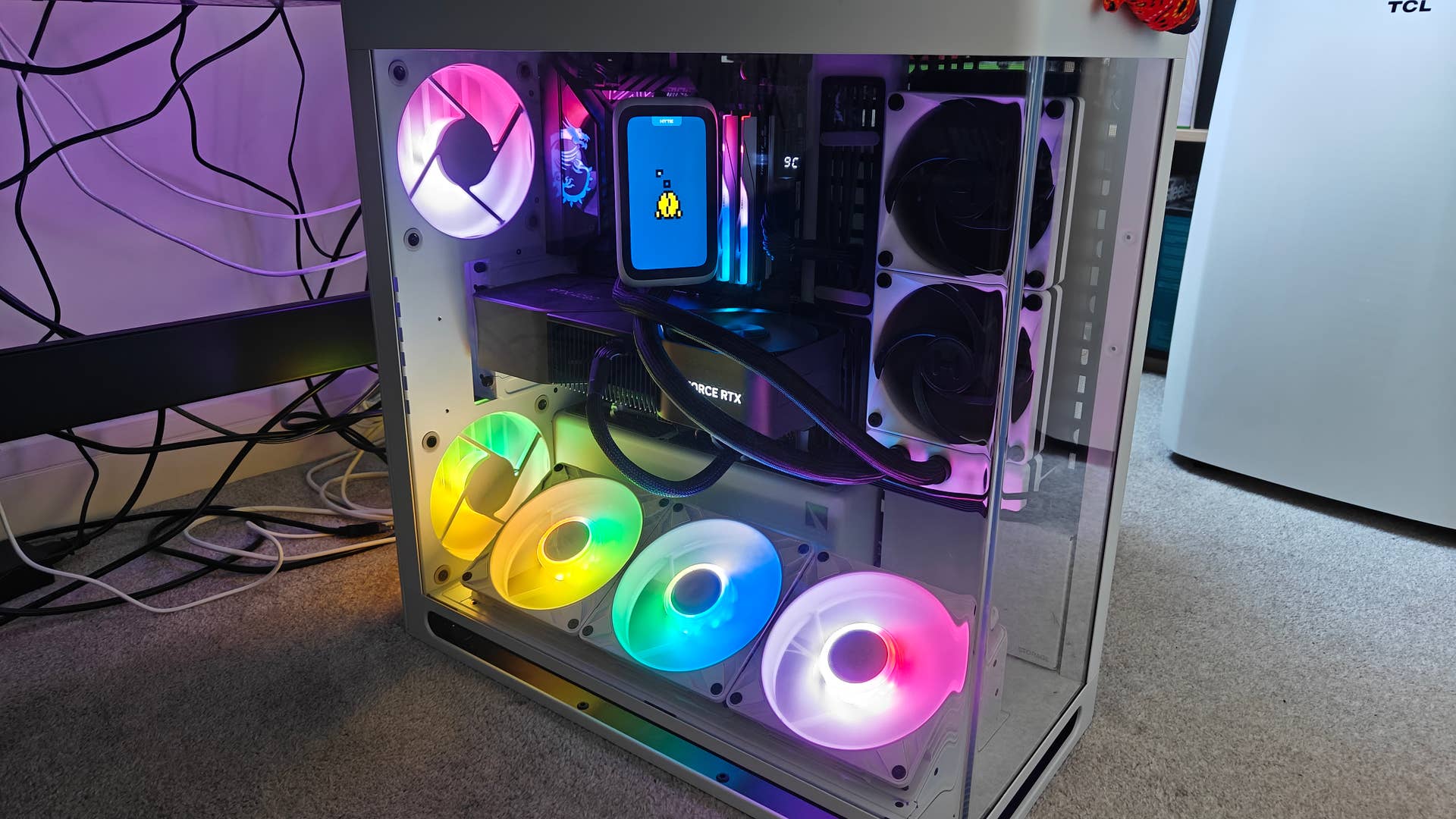 Caso HS HS 420 VGPU com um refrigerador Hyte Thicc Q60 240mm AIO CPU, LIGADO