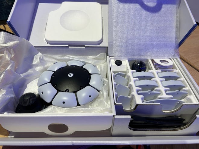 Photo of the Access controller and all its components inside white packaging