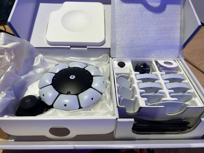 Photo of the Access controller and all its components inside white packaging